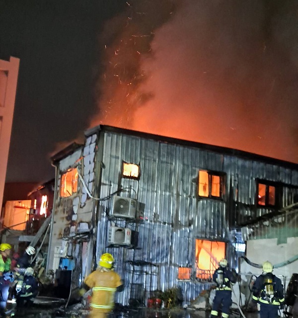 ▲嘉義市暗夜發生的大火現場，是接連的四棟民宅，其中劉姓屋主的鐵皮屋燒得特別嚴重。(圖／記者陳惲朋翻攝）