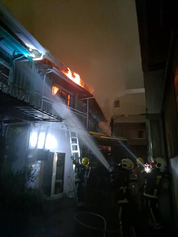▲嘉義市消防局出動24部消防車全力灌救。(圖／記者陳惲朋翻攝）
