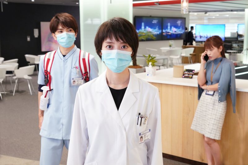 ▲波瑠(中)有「日本桂綸鎂」稱號,在新戲中迷上網戀。(圖/friDay影音)