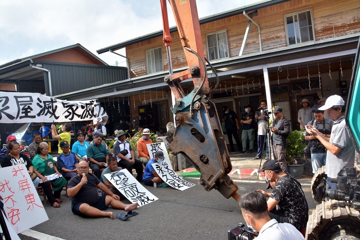 ▲莫拉克風災重建的禮納里部落違建15日縣府進行拆除作業，不過上午7時怪手進場後，違建戶李金龍及近20位部落居民席地而坐阻撓抗議。（圖／屏東縣政府提供,2020.10,15）