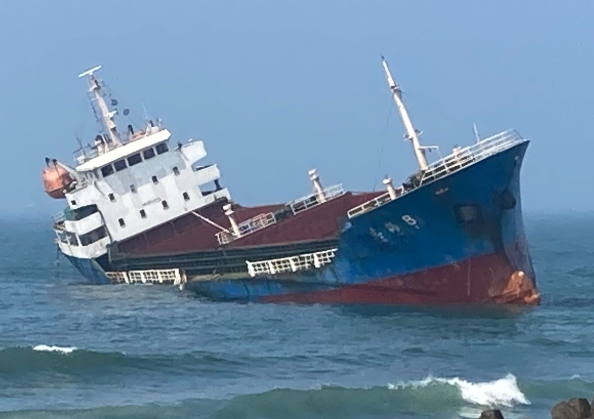 ▲擱淺在旗津外海的獅子山籍志海8號貨輪，台灣港務公司等相關單位已督促船東做好污染防範措施，以防油料漏油，污染海域。(圖／記者黃守作攝，2020.10.15) 