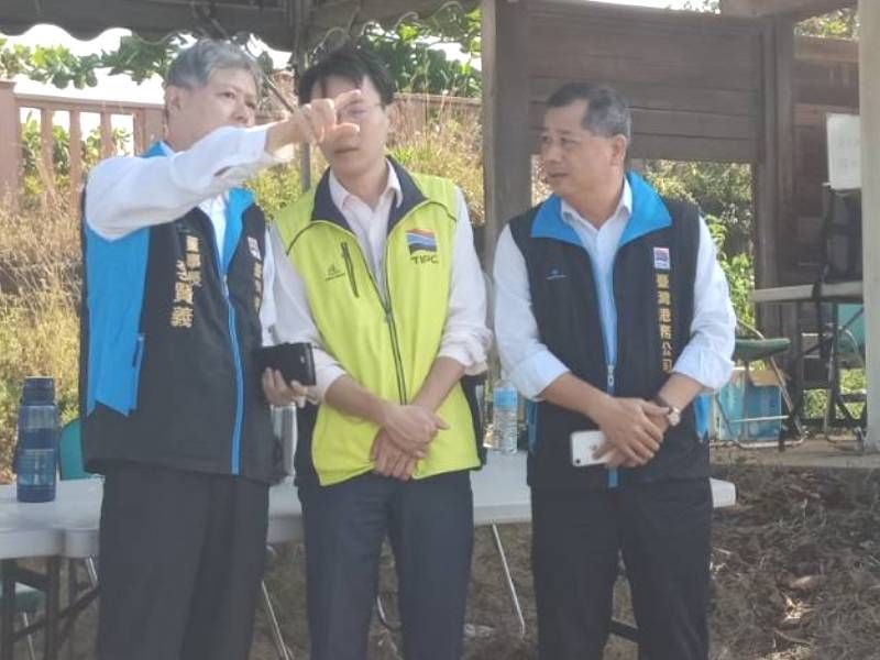 ▲台灣港務公司董事長李賢義(左1)視察獅子山籍志海8號貨輪擱淺作業情形。(圖/記者黃守作攝,2020.10.15)