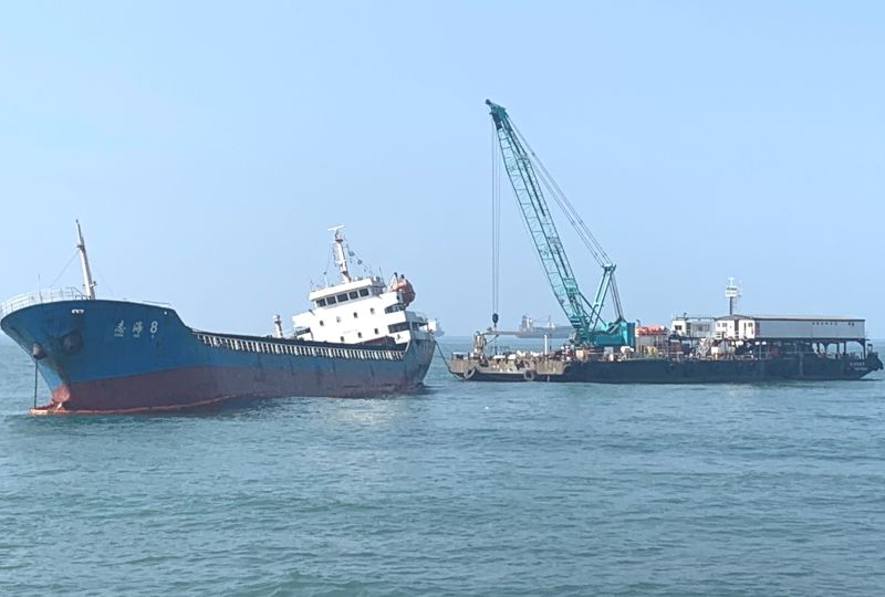 ▲工作船(右)在志海8號貨輪(左)船邊執行抽油作業。(圖／記者黃守作攝，2020.10.15)