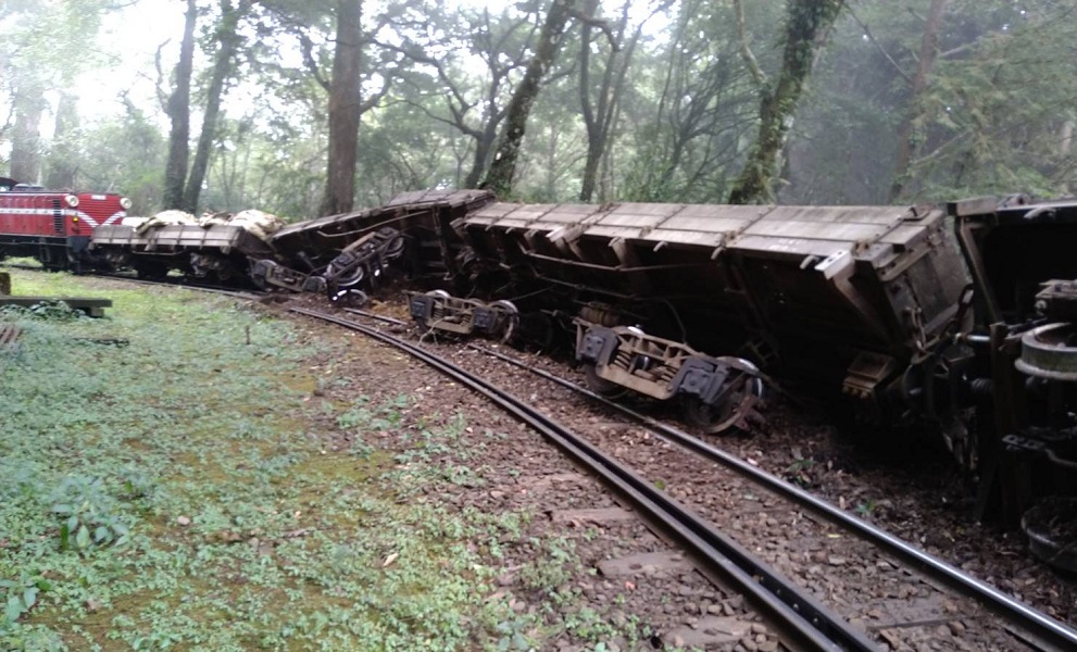 ▲阿里山森林鐵路載運廢棄道碴的工程車，今(15)日中午1點，在阿里山與神木站接近神木站時發生出軌事故。(圖／林鐵及文資處提供）