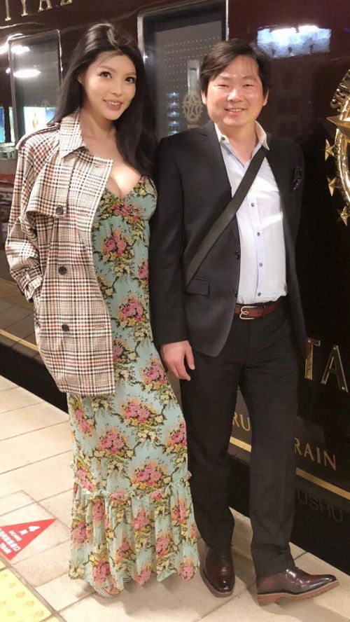 ▲殷琦(右)在臉書宣布懷孕。(圖/伊林娛樂提供) ▲殷琦(右)在臉書宣布懷孕。(圖/伊林娛樂提供)