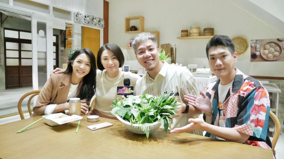 ▲侯怡君（左二）跟何蓓蓓（左一）正在拍攝吃臭豆腐的戲。（圖 / 民視提供）