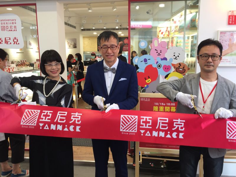 ▲本次開幕回饋粉絲祭出多項特別活動,在首3日前30名消費者可享100元優惠價購得原味生乳捲1條。(圖/記者黃仁杰攝,2020.10.15)