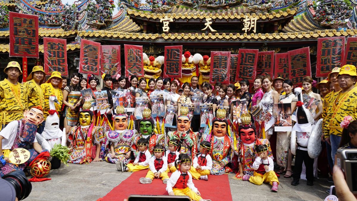 ▲愛心空姐年曆記者會在北港朝天宮廟前廣場熱鬧舉辦。（圖／記者蘇榮泉攝，2020.10.15）