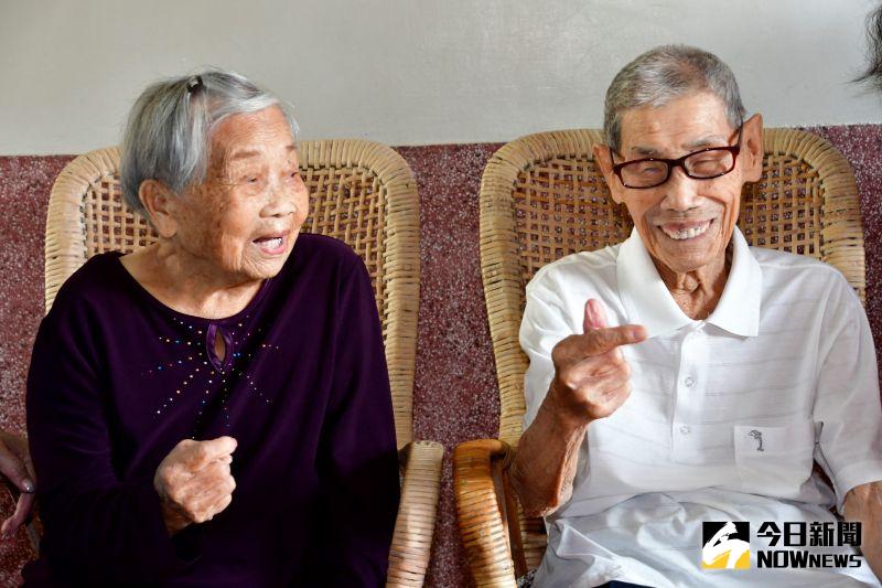 ▲溪州鄉百歲人瑞夫婦鄭明白與鄭莊金花子女個個有成,家庭美滿。(圖/記者陳雅芳攝,2020.10.15)