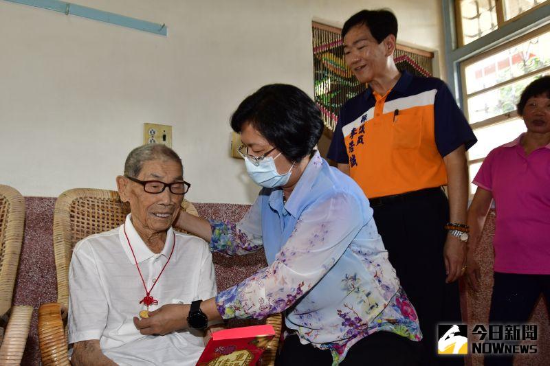 ▲縣長王惠美拜訪溪州鄉百歲人瑞夫婦鄭明白與鄭莊金花,為他們配掛金鎖片。(圖/記者陳雅芳攝,2020.10.15)