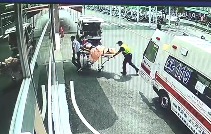 ▲警消獲報抵達現場時,車上陳姓駕駛已無呼吸心跳,將駕駛拉出車外後,隨即進行CPR及AED的急救,並送往彰化醫院搶救。(圖/記者陳雅芳翻攝,2020.10.15)