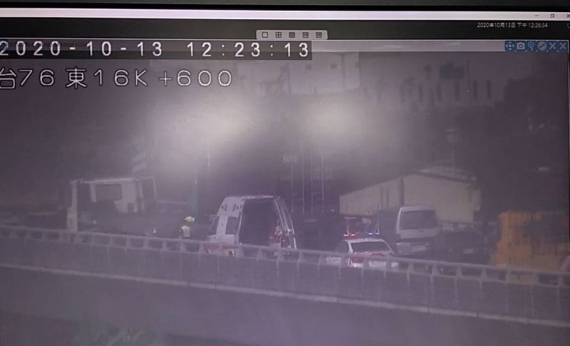 ▲一輛拖板車行駛到台76線西向16.3k處時,駕駛陳姓男子突然身體不適,但他仍努力減速擦撞護欄後,打空檔停下,避免造成事故。(圖/記者陳雅芳攝,2020.10.15)