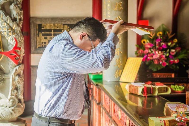 ▲嘉義長庚醫院中醫科吳清源主任感謝配天宮媽祖。(圖/配天宮提供)