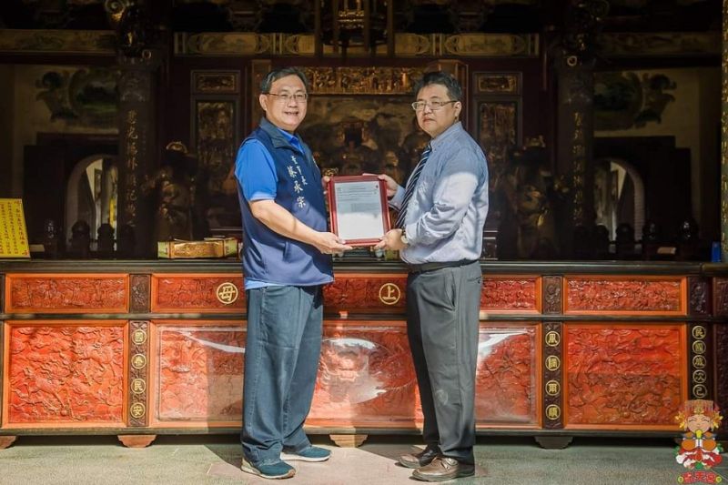 ▲吳清源主任(右)將研究論文影印裝框獻給媽祖,由董事長蔡承宗代表接受。(圖/配天宮提供)