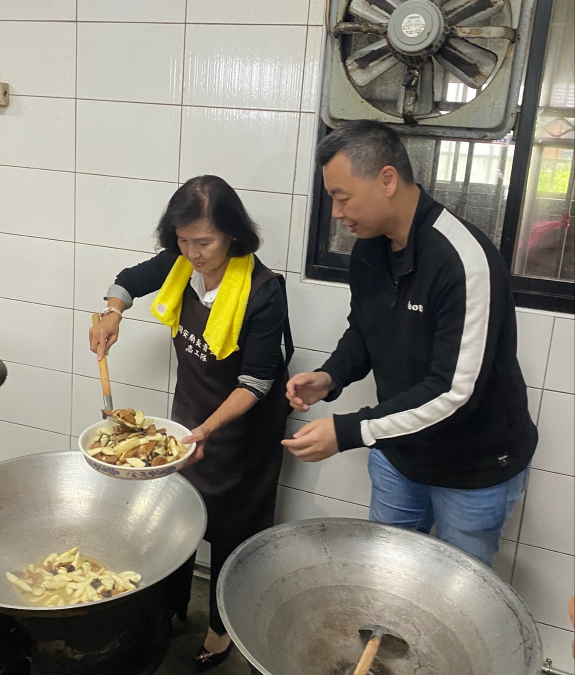 ▲宜蘭囝仔回饋鄉里，林耿宏（右）大手筆贊助同安朝長青食堂伙食費，直到年底。（圖／林耿宏提供）