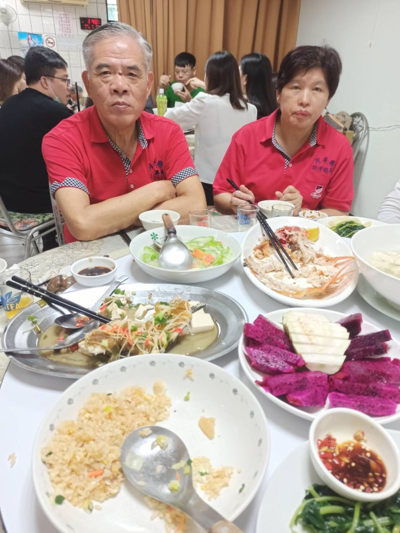 ▲林耿宏經商有成回饋鄉里,助同安廟長青食堂開飯到年底,同安廟主委林水金(左)