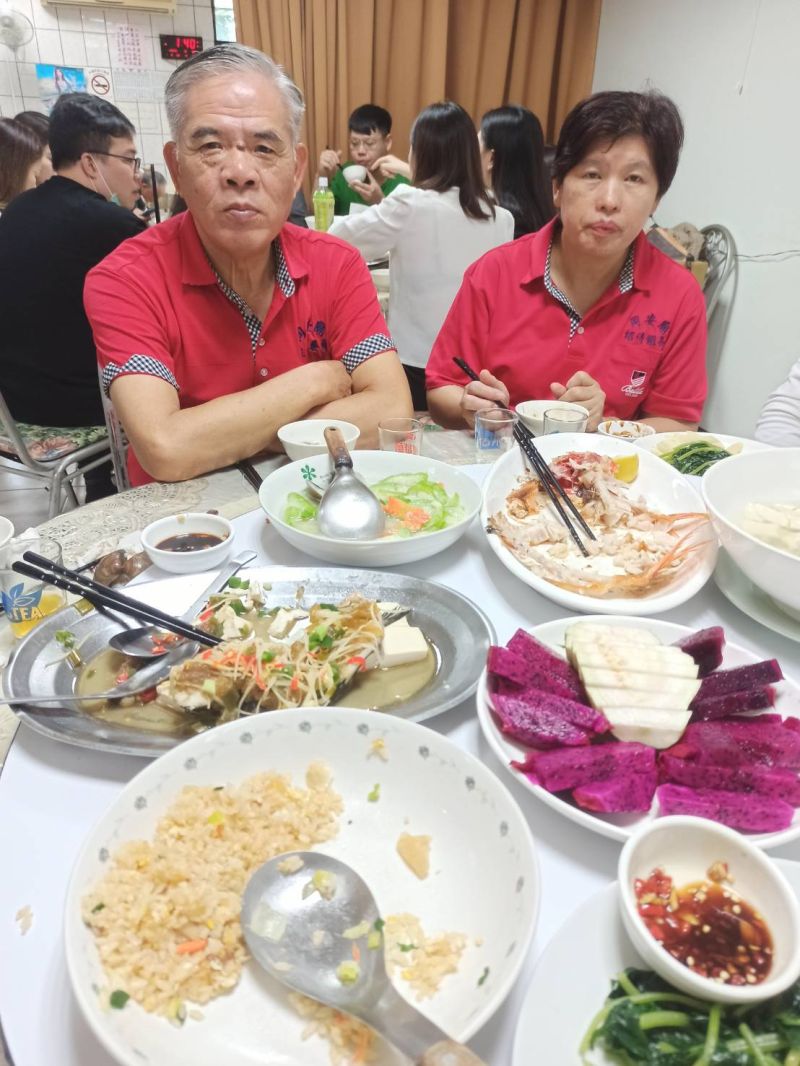 ▲林耿宏經商有成回饋鄉里，助同安廟長青食堂開飯到年底，同安廟主委林水金（左）