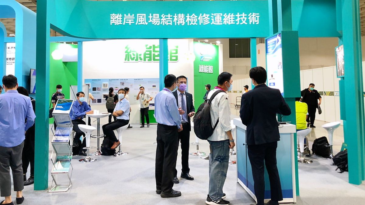 ▲金屬中心研發工程師說明研發技術細節。（圖／金屬中心提供）