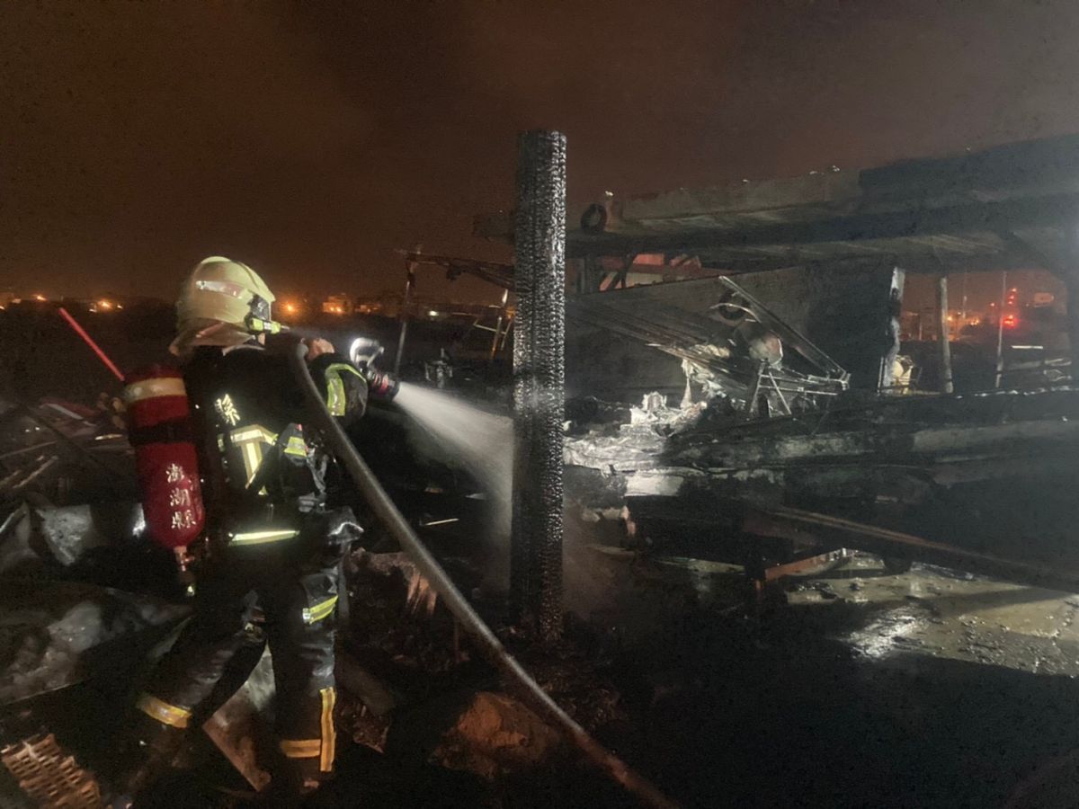 ▲馬公市案山造船廠碼頭16日凌晨傳出一艘上架遊艇火警案，經查船主是澎湖海洋保育志工陳盡川所有，是否有人故意縱火，馬公分局偵查隊已派人前往蒐證調查。（圖／澎湖縣消防局提供）