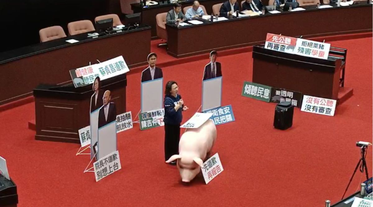 ▲為了瘦肉精美豬議題，國民黨16日再度佔議場，除了要行政院長蘇貞昌為政策轉彎道歉，也要衛福部公開專家會議的完整紀錄。　（圖／翻攝國民黨團直播。）
