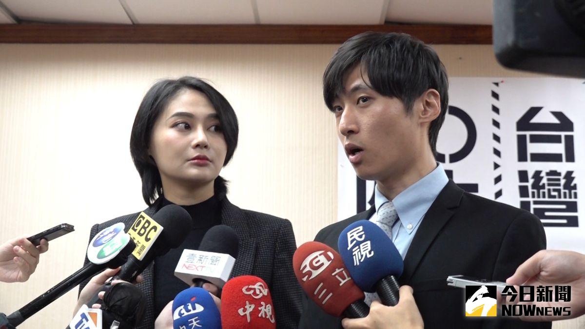 ▲民進黨立委賴品妤（左）、苗栗縣議員曾玟學出席「二〇四六台灣」記者會。（圖／記者朱永強攝.2020.10.16）