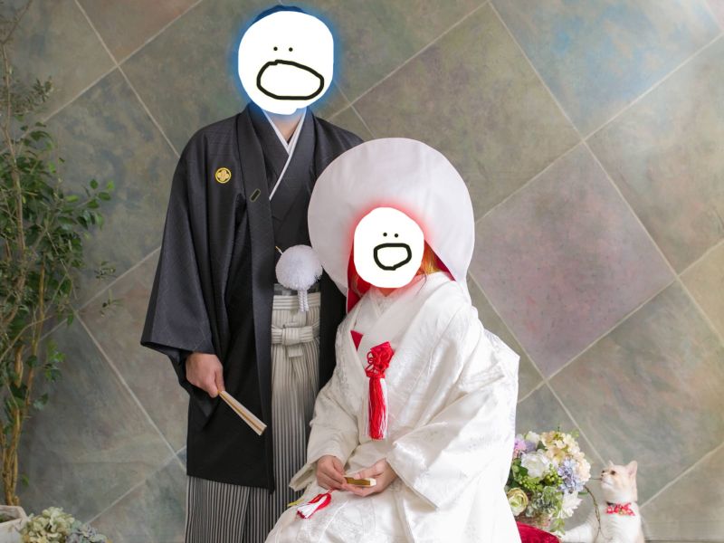 ▲日本一名推主帶著貓主子拍婚紗，好奇貓做出最萌擺拍！（圖／Twitter@OKAKI_205）