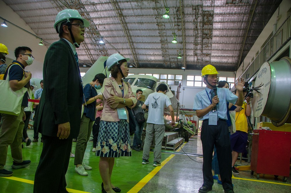 ▲國立虎尾科技大學建置國際級航太維修類產線環境，今（16）日邀請產官學各界共同參加計畫揭牌儀式。（圖／教育部提供）