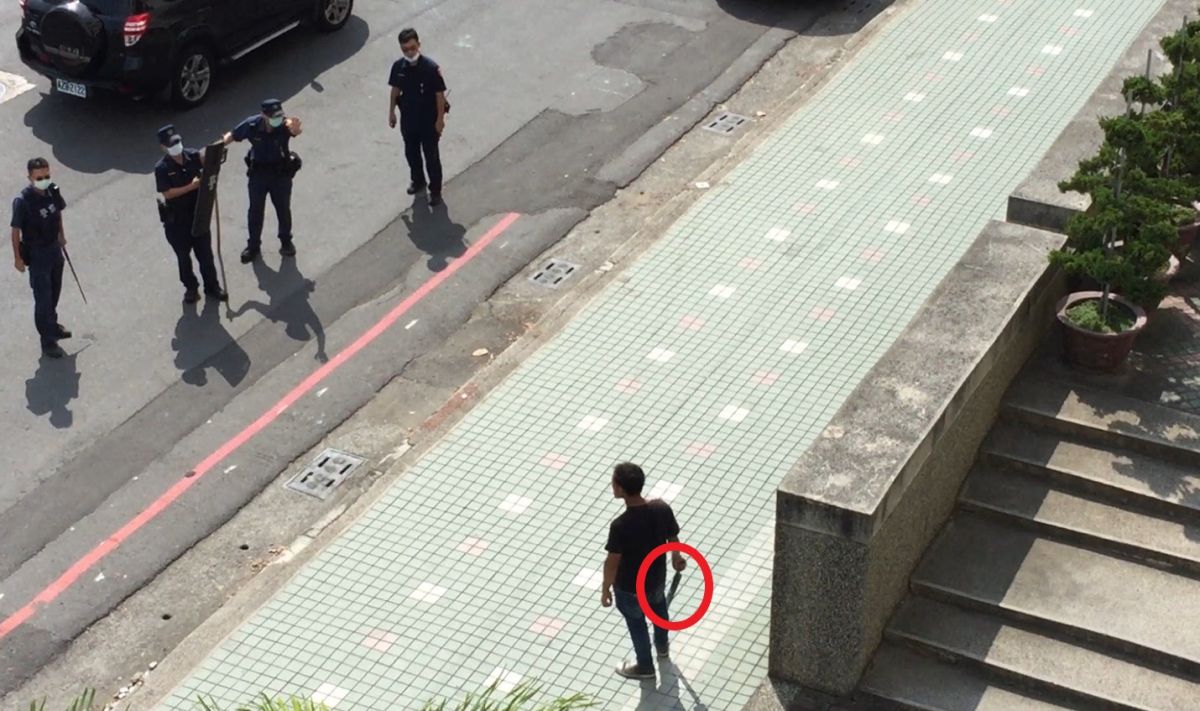 ▲謝姓男子持西瓜刀，前往衛生局要找衛生局長官理論。（圖／記者陳聖璋翻攝）