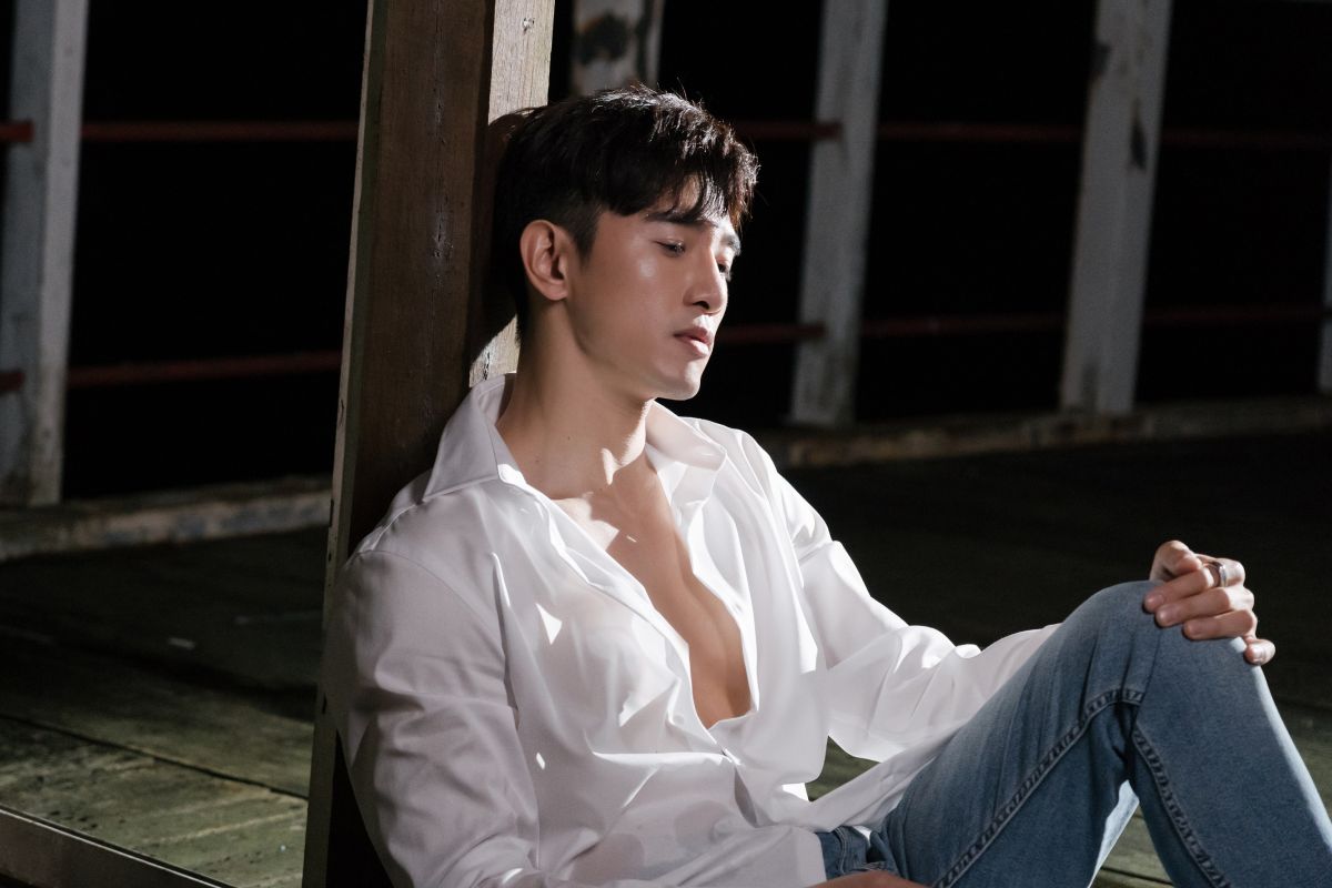 ▲張立昂在新歌《輸給你》MV中，上演濕身秀。（圖／索尼音樂提供）