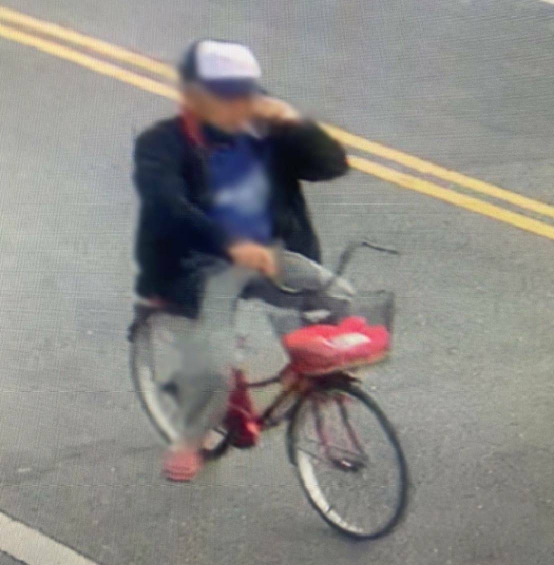 ▲變裝後的李嫌騎著單車犯案。（圖／記者陳聖璋翻攝）