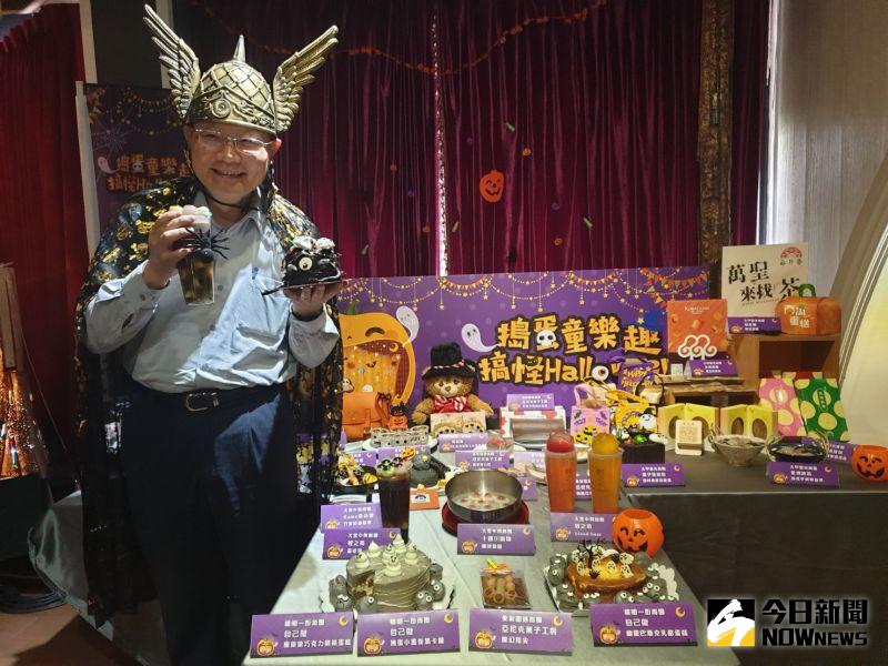 ▲台中市5大商圈舉辦萬聖節變裝、踩街「搗蛋趣」系列活動,經發局副局長李逸安搞怪宣傳,玩很大。(圖/記者金武鳳攝,2020.10.16)