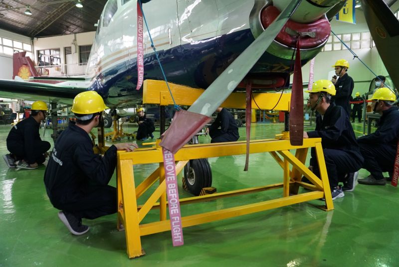 ▲學生展示並示範飛機起落架收放及飛機發動機葉片拆裝。(圖/記者洪佳伶攝,2020.10.16)