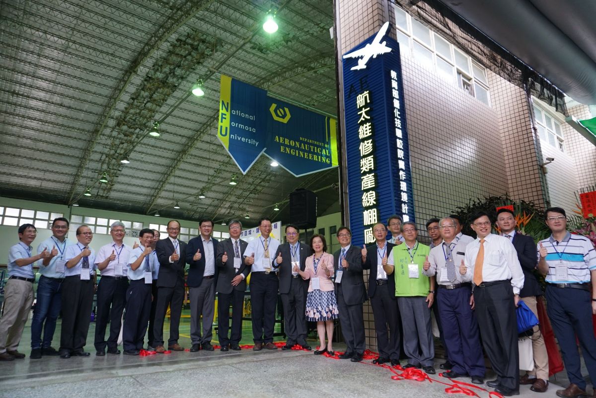 ▲教育部技職司楊玉惠司長、虎尾科大覺文郁校長及與會貴賓一同為航太維修類產線棚廠揭牌。（圖／記者洪佳伶攝，2020.10.16）
