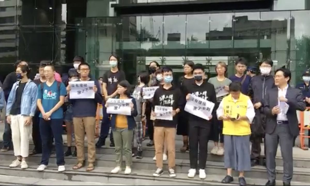 ▲聲援者今日下午2點30分赴交通部前抗議，並要求交通部長林佳龍立即停止施工並出面說明。（圖／翻攝自公民實況轉播組﻿直播）