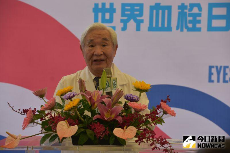 ▲彰基血液腫瘤科沈銘鏡教授表示,血栓即是血管阻塞不通,包括動脈血栓、靜脈血栓等,應早期發現、早期治療,以獲得妥善的照護。(圖/記者陳雅芳攝,2020.10.16)