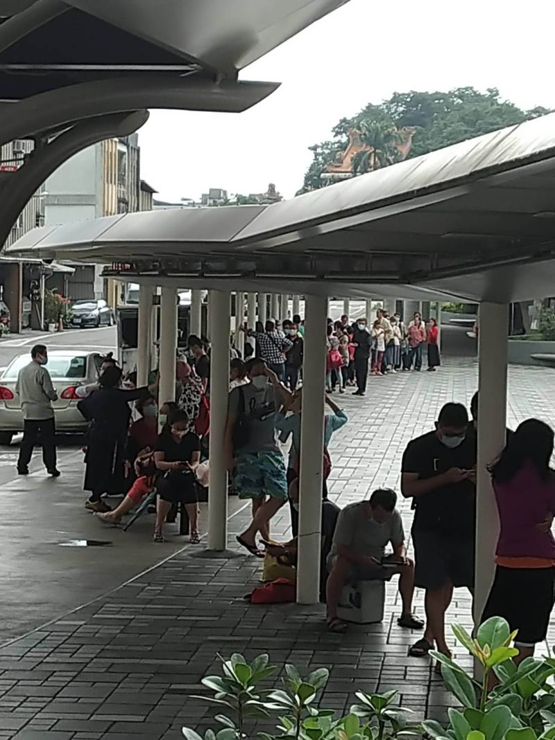 ▲購買2020蘭陽媽祖文化節紀念車票民眾大排長龍。(圖/台鐵局提供)