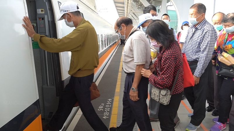 ▲阿公阿嬤們雖然首次搭高鐵但上下車都井然有序。（圖／記者蘇榮泉攝，2020.10.16）