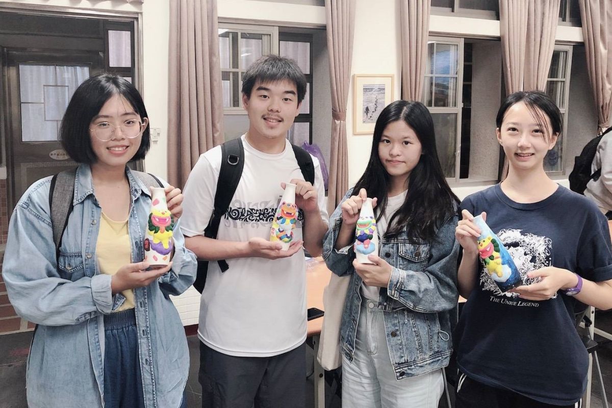 ▲金大學生發揮其想像力，彩繪屬於自己的風獅爺陶藝小品。(圖/金門大學提供)