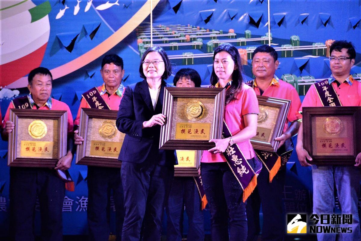 ▲109年全國漁民節慶祝活動16日移師離島澎湖舉辦，總統蔡英文、澎湖縣長賴峰偉、農委會主委陳吉仲表揚全國模範漁民、優秀漁民及資深績優員工。（圖／記者張塵攝，2020.10.16）