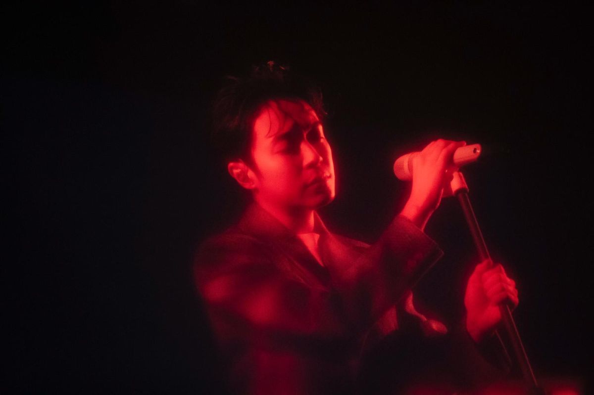 ▲吳青峰在演唱會上笑說落入有心人士陷阱。（圖／環球唱片提供）