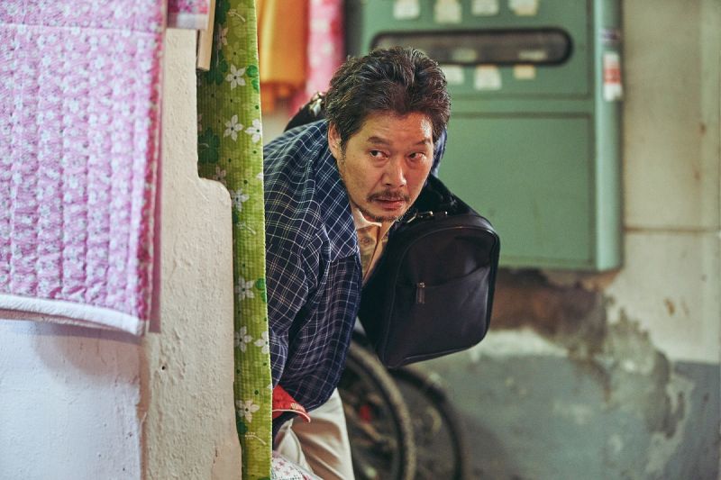 ▲▼劉亞仁(上)跟劉在明片中捲入恐怖事件。(圖/車庫娛樂)