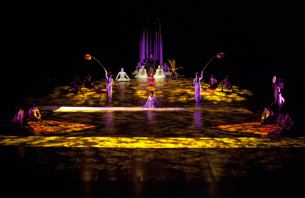 ▲舞台上的元素，包括佈景、道具、聲光、肢體與表情，都必須靠口說的方式描述，圖為《花神季》劇照。（圖／無垢提供）