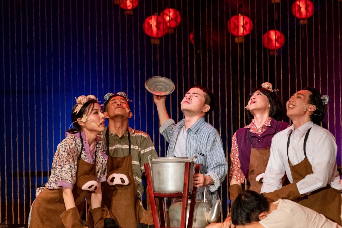▲《十二碗菜歌》作品中增加「情境字幕」，透過字幕呈現，讓聽障者也能感受舞台上的音樂與音效。（圖／兩廳院提供）