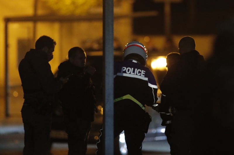 ▲法國巴黎當地時間 16 日下午驚傳伊斯蘭極端分子當街行兇，斬殺中學教師的驚悚案件。圖為當地警方於受害者生前任教的學校附近展開調查。（圖／美聯社／達志影像）