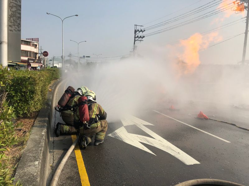 ▲消防人員射水降溫。(圖/記者陳聖璋翻攝)