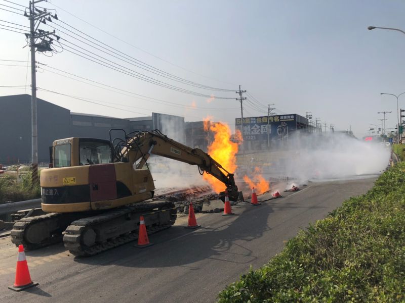 ▲台電公司指出,瓦斯管埋深僅30公分且無標示帶,致施工時不慎挖損瓦斯管線。(圖/記者陳聖璋翻攝)