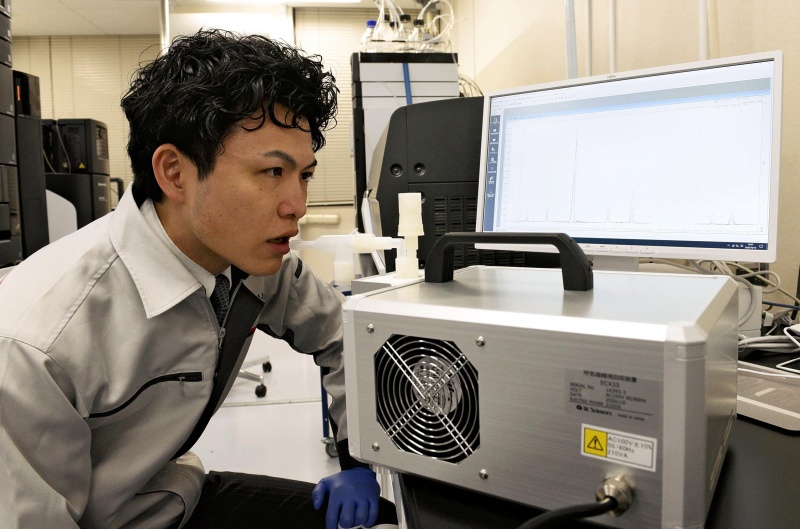 ▲日本東北大學和島津製作所的研究員，成功研究出靠呼氣就能檢測新冠病毒的方法。（圖／美聯社／達志影像）