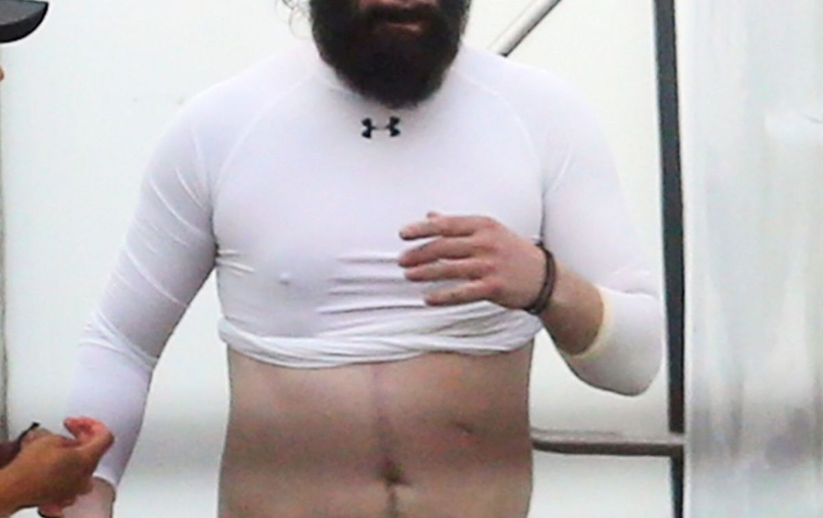 ▲基努李維穿緊身衣露鮪魚凸肚，超爆笑。（圖／車庫）