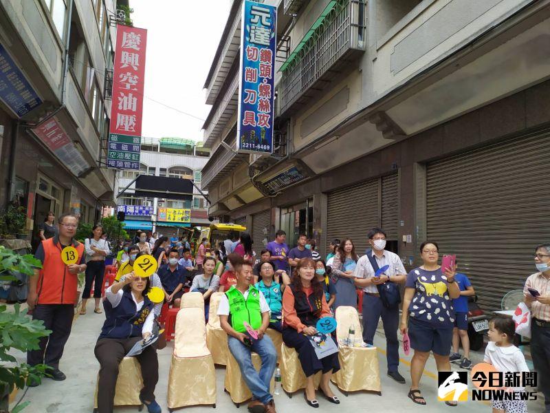 ▲台中自由路五金電料商圈今舉辦一元競標活動,由於不少標品物超所值,吸引很多人舉牌競標。(圖/記者金武鳳攝,2020.10/17)