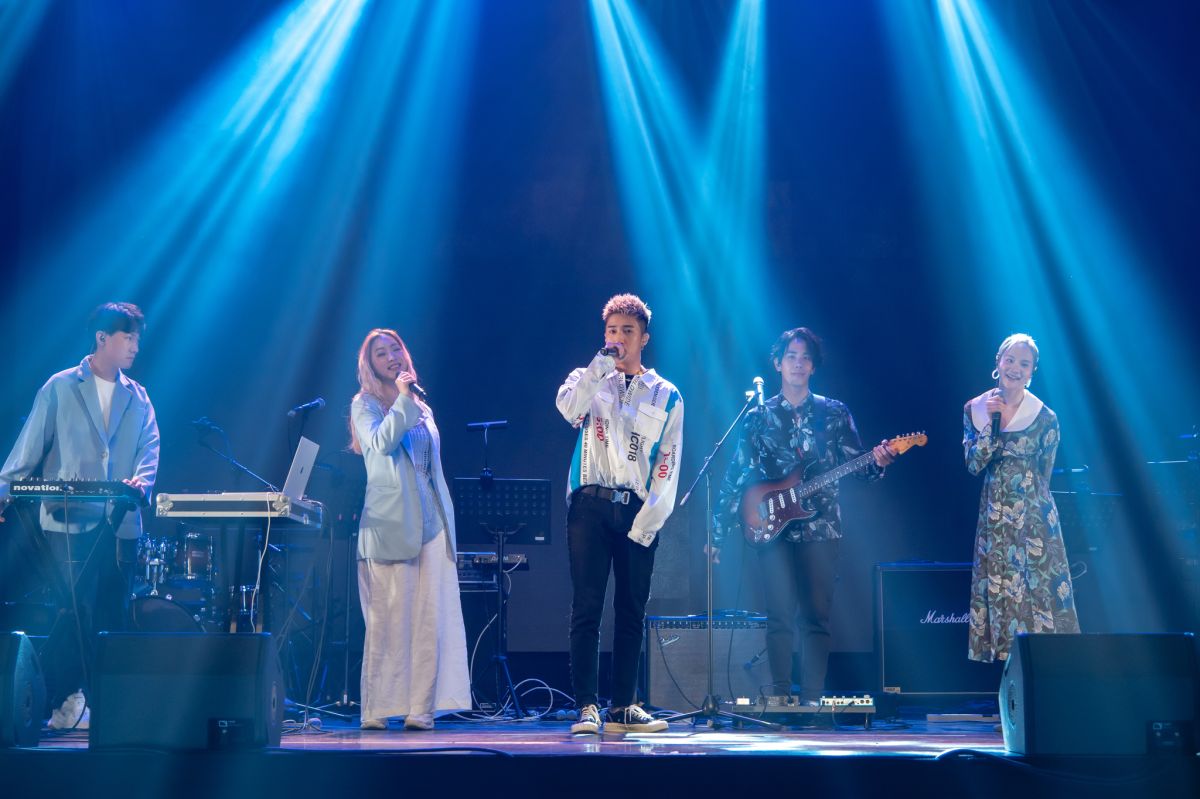 ▲婁峻碩（正中）因為穿緊身褲使得「雕形」現身。（圖／杰思娛樂提供）